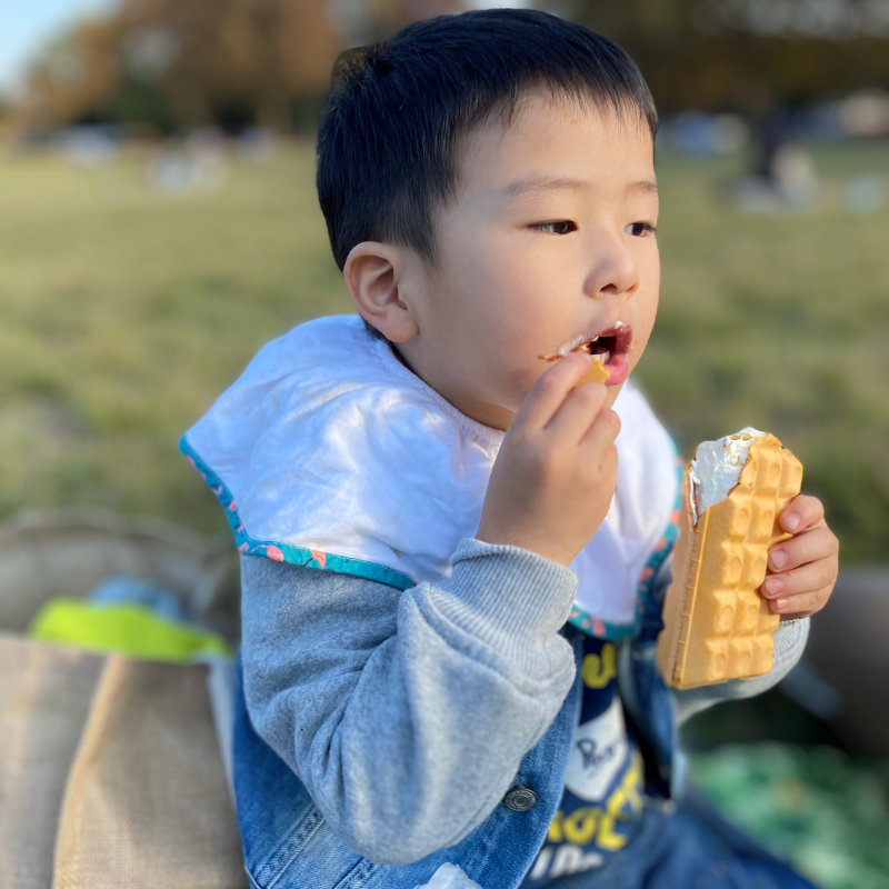 大判スタイ「シェリビブ」どんなに回ってもずっと定位置をキープするよだれかけ